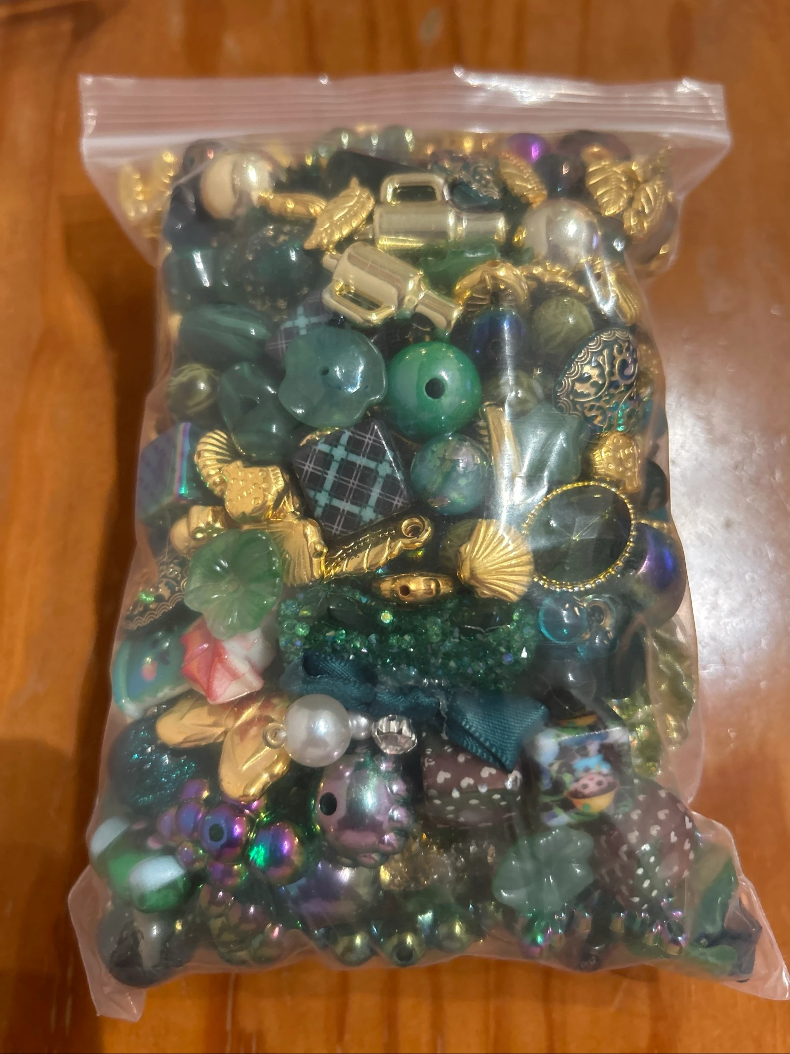 Groene en gouden acrylbessen – photo 3